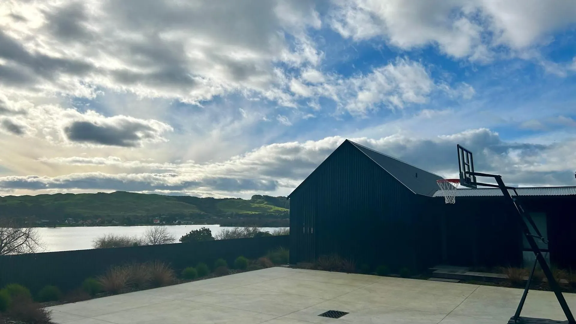 Lakefront Living - Lake Rotoiti Holiday Home Rotorua