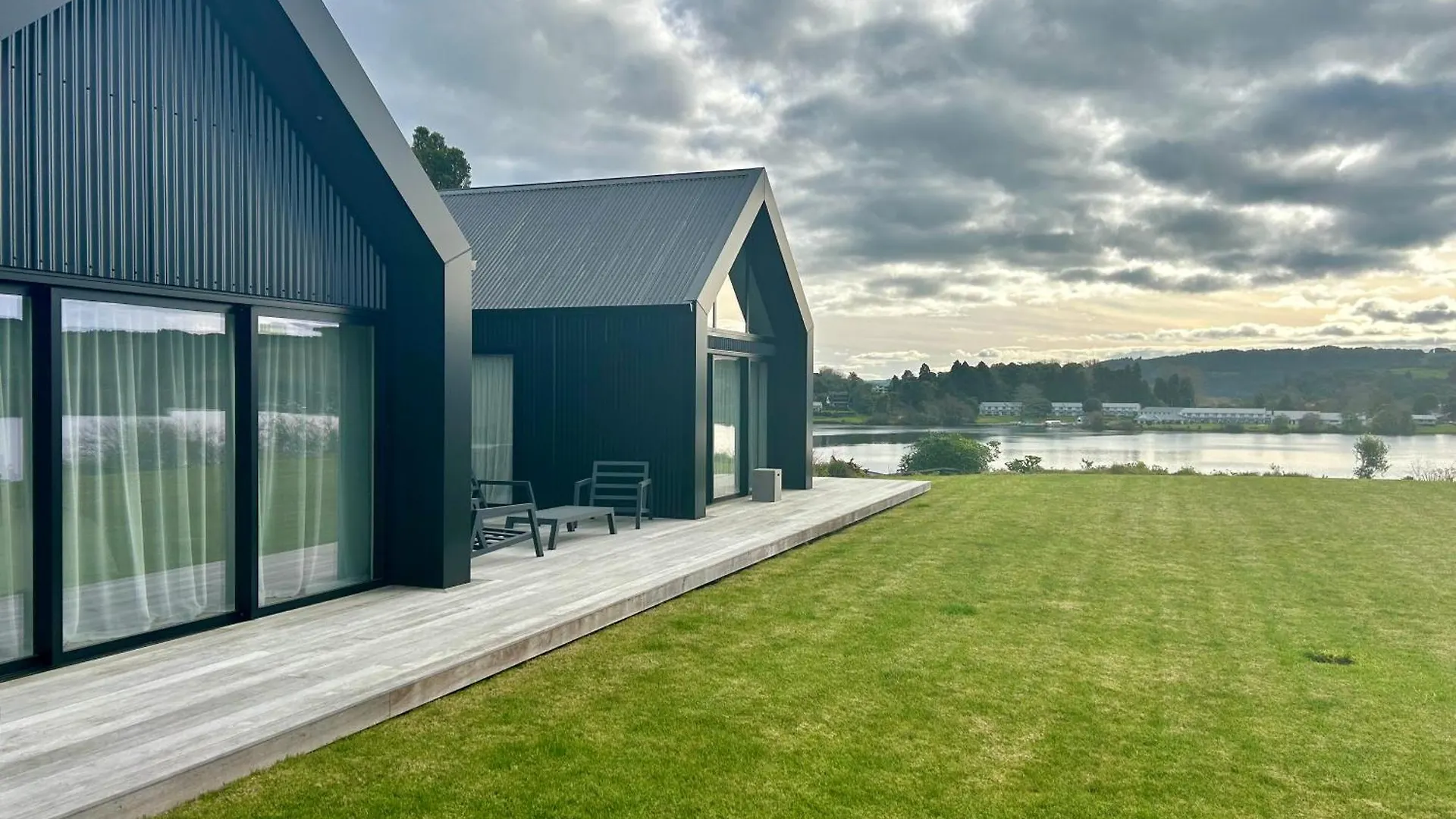 Lakefront Living - Lake Rotoiti Holiday Home Rotorua Neuseeland
