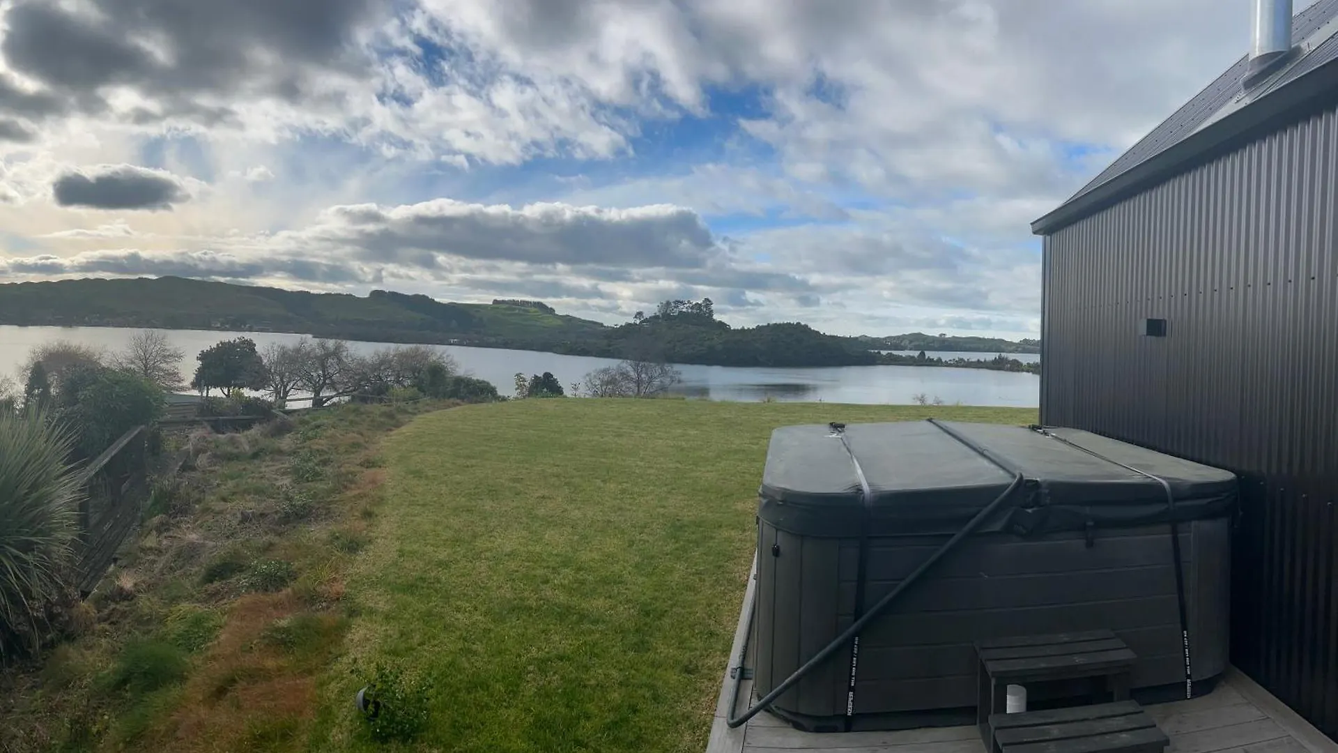Lakefront Living - Lake Rotoiti Holiday Home Rotorua