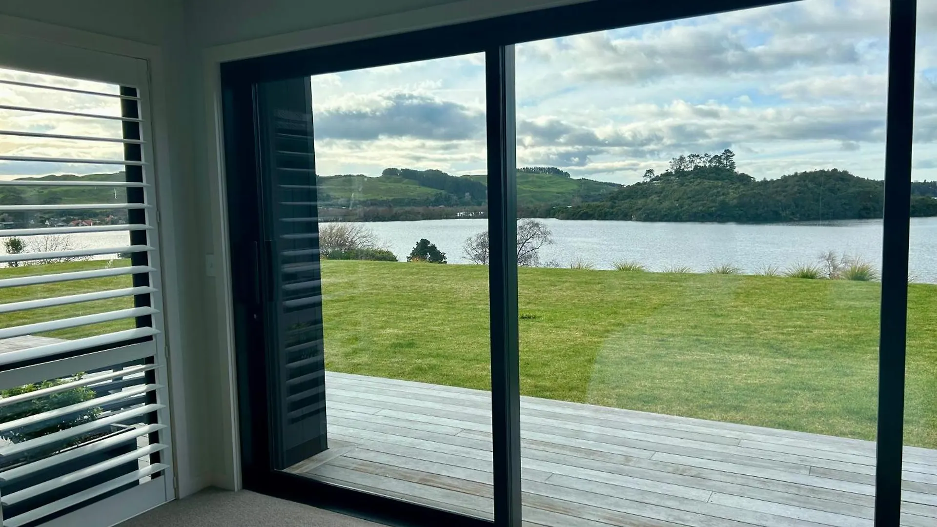 Lakefront Living - Lake Rotoiti Holiday Home Rotorua