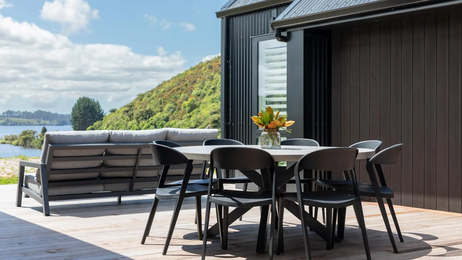 Lakefront Living - Lake Rotoiti Holiday Home Rotorua Neuseeland