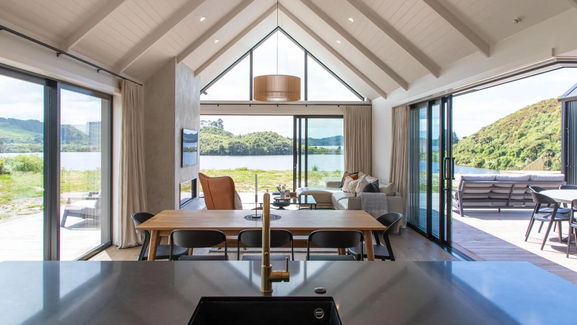 Lakefront Living - Lake Rotoiti Holiday Home Rotorua