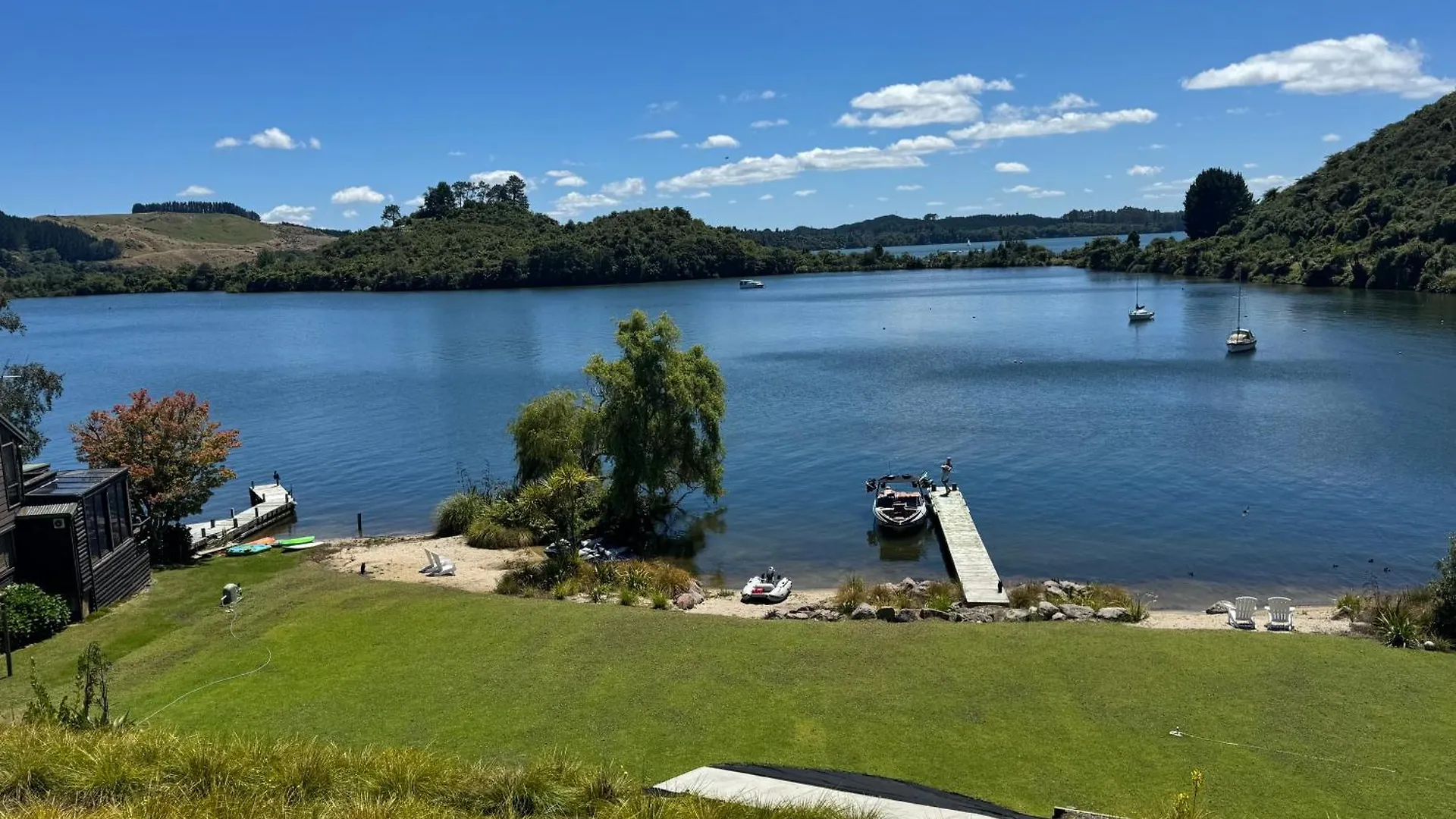 Lakefront Living - Lake Rotoiti Holiday Home Rotorua