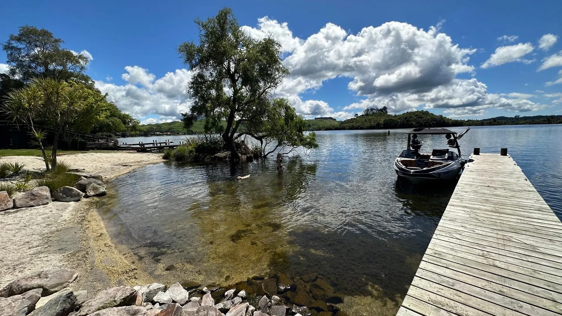 Lakefront Living - Lake Rotoiti Holiday Home Rotorua Neuseeland